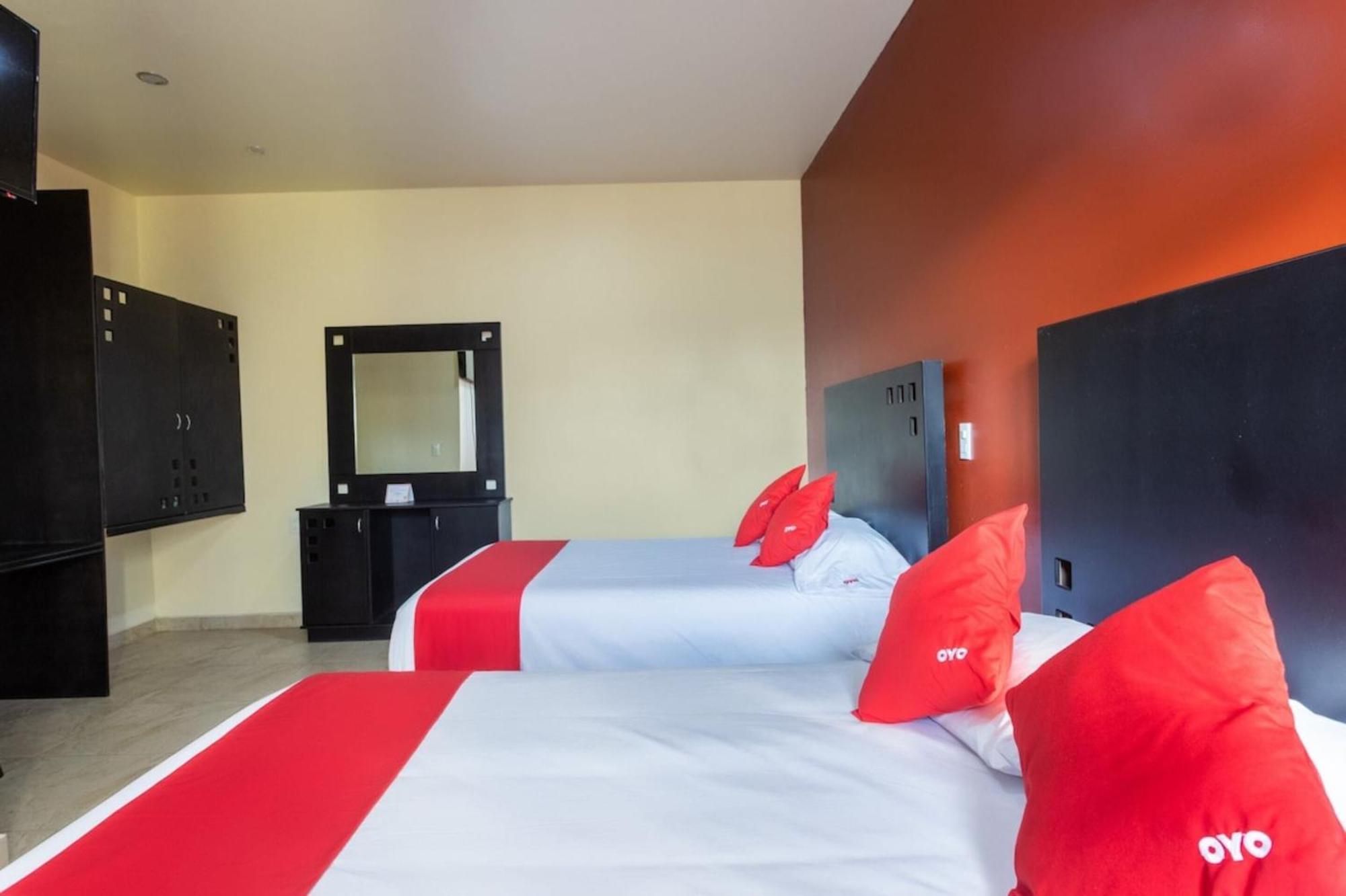 Oyo Hotel Emperadores Inn, Атліско Екстер'єр фото