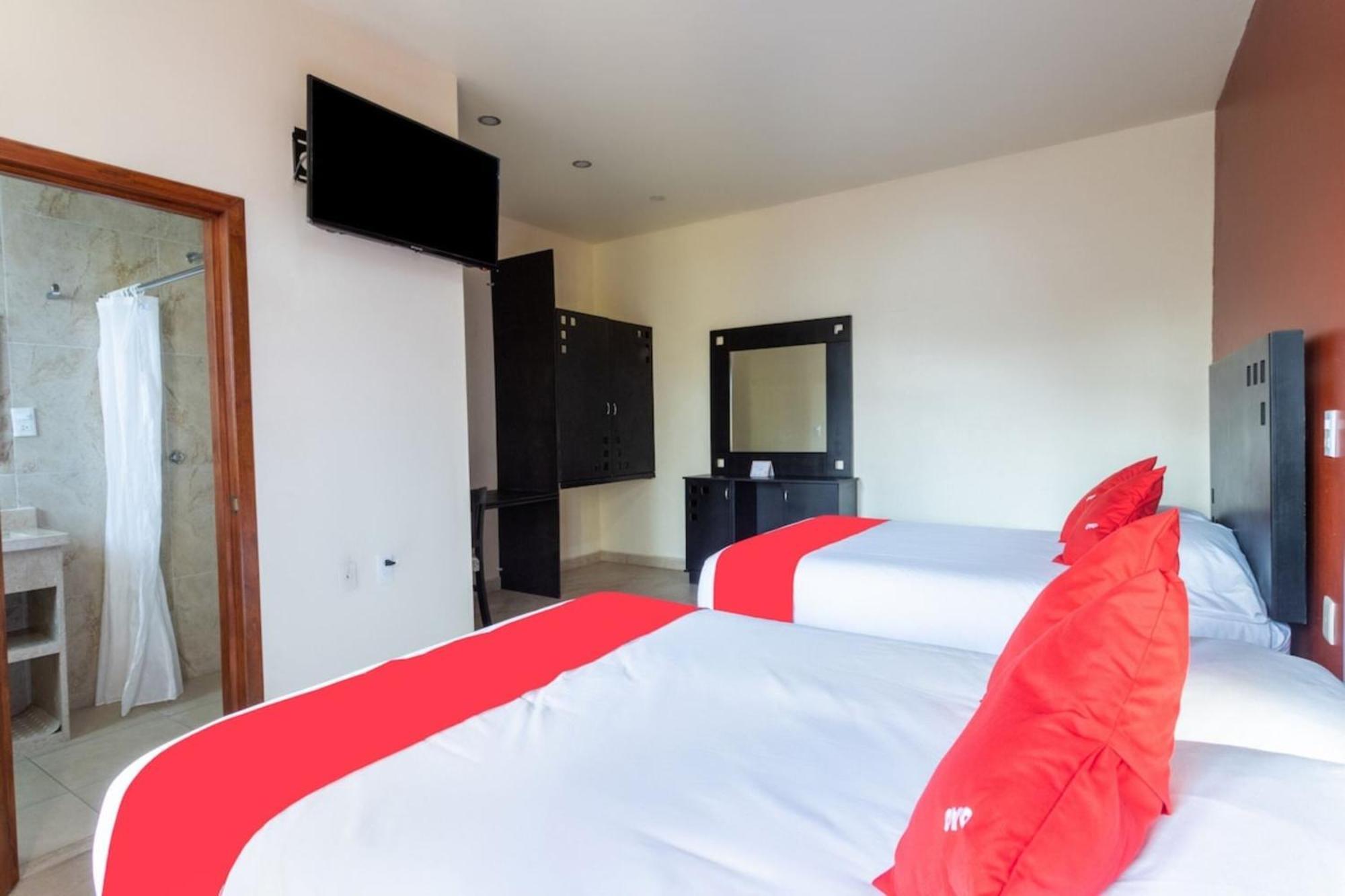 Oyo Hotel Emperadores Inn, Атліско Екстер'єр фото
