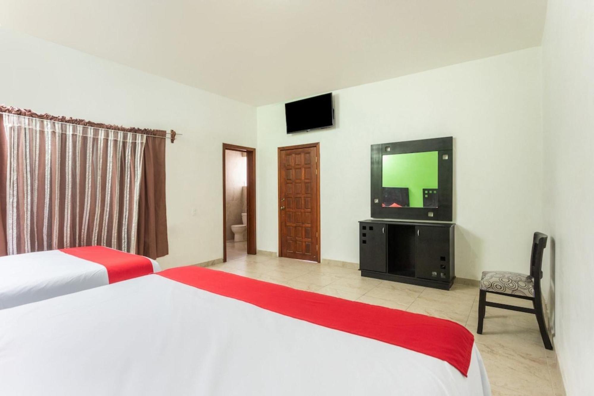 Oyo Hotel Emperadores Inn, Атліско Екстер'єр фото